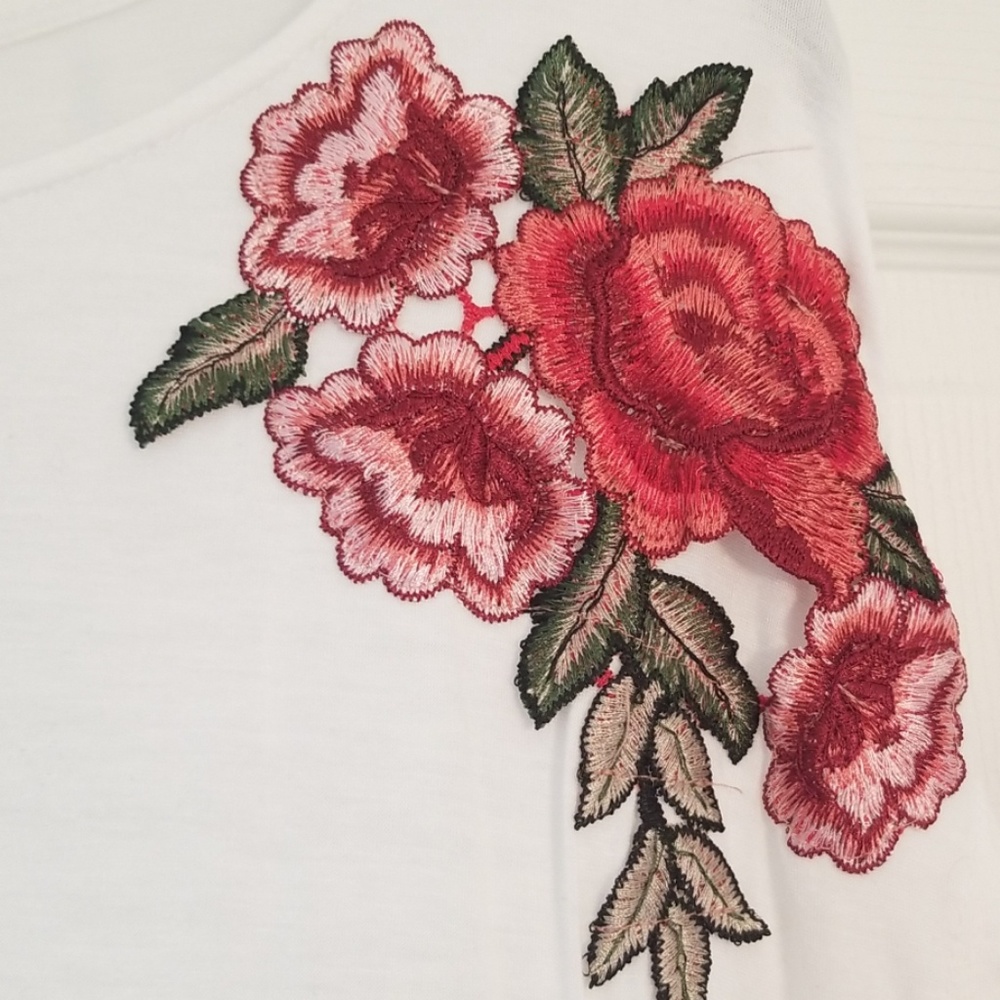 ROSE DETAIL T-SHIRT - Picture 2 of 4